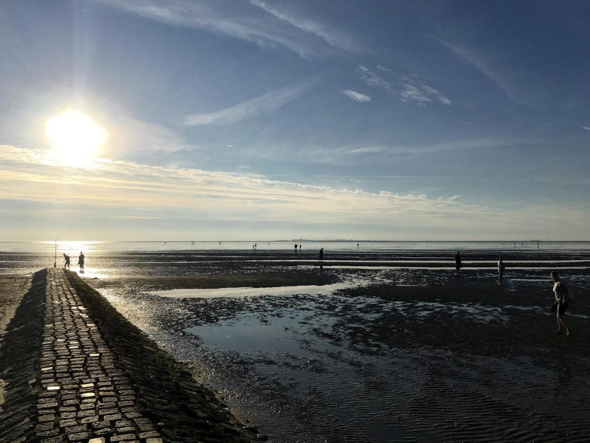 Lüttje Huus Frieda mit Strandkorb am Strand von Mai bis September Cuxhaven Exterior foto
