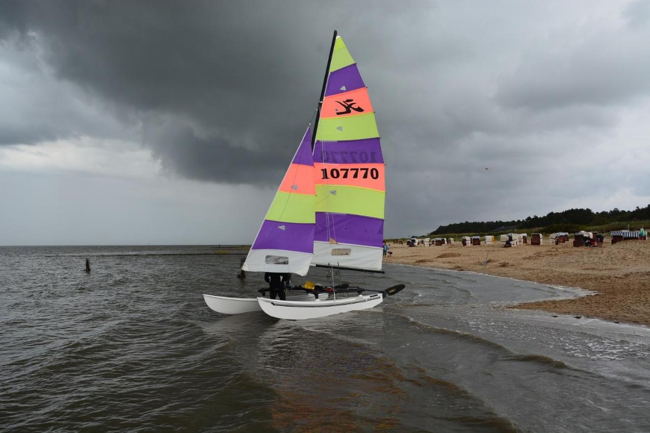 Lüttje Huus Frieda mit Strandkorb am Strand von Mai bis September Cuxhaven Exterior foto